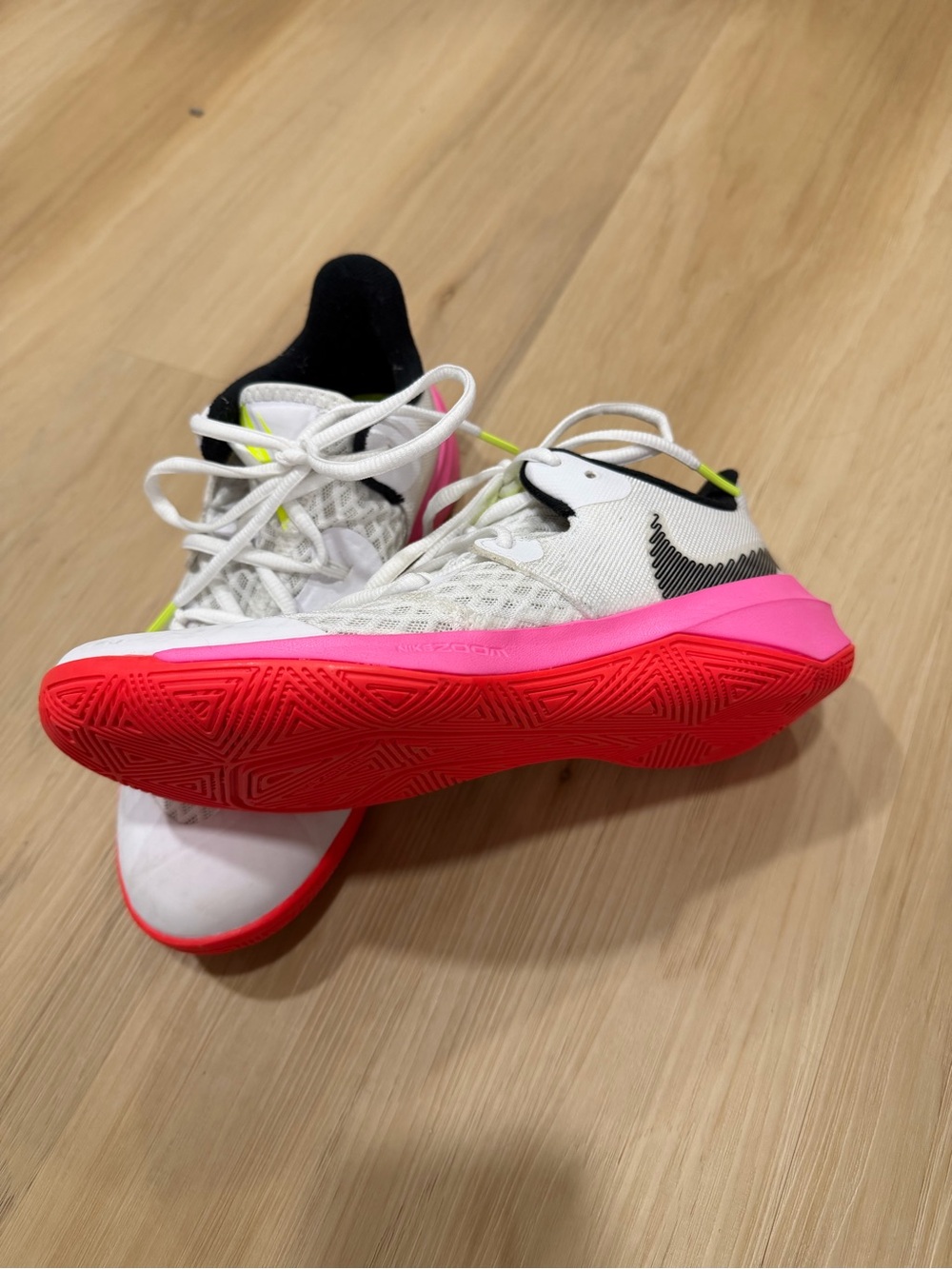 Nike Womens Size 7 White/Pink/Red Zoom Hyperspeed Court Shoes